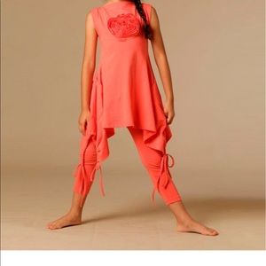 Adorable girls coral outfit size 5.